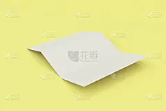 空白白色三折宣传册模型上的黄色背景