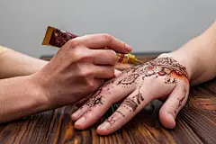 艺术家在桌上的女人手上制作曼海蒂