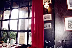 【鼓浪屿】- 赵小姐家的店

    { 赵小姐的店 }【赵小姐的茶和馅饼】     “纪念儿时的鼓浪屿，纪念我的祖母。”     不想说太多    这是一个有味道的店    虽然和其他的店一样    人来人往 人头攒动    但是    依旧 有一种说不出的感觉    似乎能看到时间的沧桑和沉淀     怀旧的感觉    上……世纪？的样子     赵小姐家的章    盖的效果最好    我不过是随意盖盖    只在我停留的店    留下些什么 很喜欢她家的名片    这......