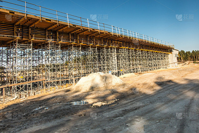 在高速公路的立交桥下建造的施工脚手架