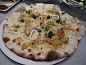 PizzaExpress的相片 - 尖沙咀 利古里亞海鮮薄餅，有蝦肉、青口、魷魚、蜆肉、銀魚柳、 leccino 橄欖、焗麵包碎、蒜蓉、蕃茜、檸檬、白汁。口感酥脆，像饼干。
