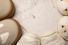 蝴蝶结凉鞋灰白休闲鞋童鞋儿童用品摄影图