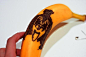 不知道从什么时候开始，香蕉皮开始变成温馨的画布，艺术家们各种在上面插图，利用安全针刺啊刺，当被刺过的香蕉皮变成褐色，画作也就成了。