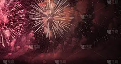 烟花庆祝2022年新年快乐，7月4日节日节日。五彩缤纷的烟花在晚上的时间来庆祝国庆节。倒计时到202