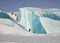 南极海面现壮观蓝色巨冰 似海浪被迅速冻结【巨冰呈现蓝色，十分壮观】近日，科学家在南极拍摄到了震撼人心的自然景象。冰冻的海面上凸起了一块高15米的蓝色巨冰，看上去就像是海上的大浪迅速冻结后形成的“冰浪”，十分壮观。科学家称，这种“冰浪”确实是天然形成的，但并非被冻住的海浪，而是通过冰层的一系列挤压形成的。科学家还表示，冰层被挤压时，其中包裹的空气会被释放出来。但如果空气没有被挤压出来，就会反射光线。这样，巨冰就会呈现白色。科学家还表示，冰层被挤压时，其中包裹的空气会被释放出来。但如果空气没有被挤压出来，就会