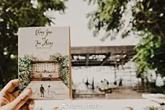 婚礼纸品丨手绘请柬

相比起传统的婚礼请柬，我一直觉得手绘请柬会更加能展现新人的个性和属于他们的爱情故事，更有专属性，也更有意义。所以，有时间有精力有预算的新人，我会比较推荐这种形式的请柬。

其实手绘请柬现在也有一些新娘已经开始用啦，但是大多数都是围绕着新人的卡通形象来做的，今天给 ​​​​...展开全文c