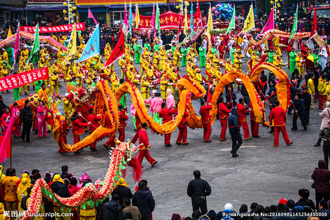 节日活动欢庆春节庙会活动表演人群熙熙攘攘舞龙舞狮大红大绿摄影生活