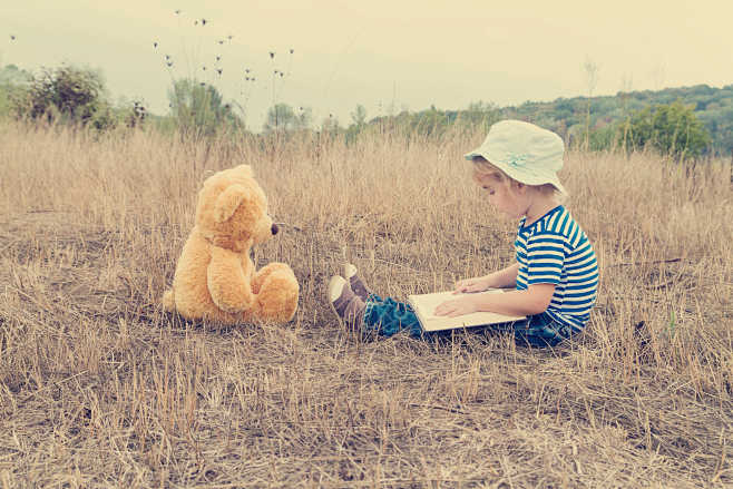 Cute girl reading bo...