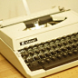 我在@暖岛网 发现了1980S CLOVER英文打字机，分享给大家。
