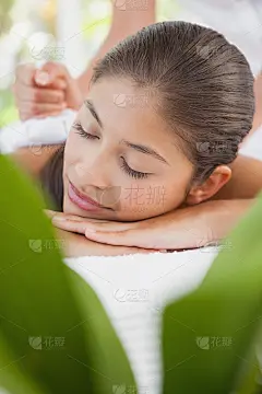 美丽的黑发享受草药按压按摩
