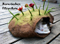 Dornroeschen Filzunikate是德国一位女手工艺者，本人喜欢猫，利用毛毡制作了各种造型古怪又充满创意的猫窝，她的个人店铺地址：http://en.dawanda.com/shop/dornroeschenfilzunikate（可能需要代理）