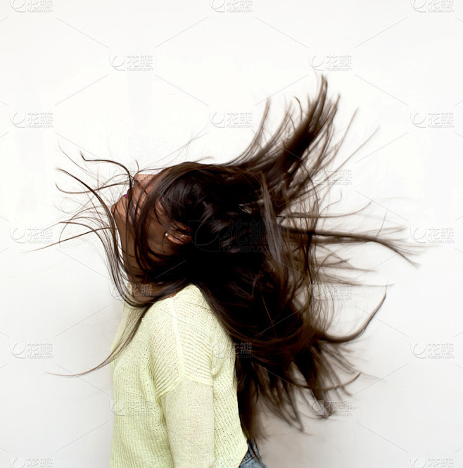 摇动头发的美女