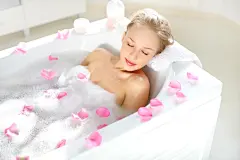 洗泡泡浴的美女高清图片