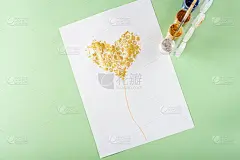DIY和儿童创造力循序渐进的指导:用气泡纸画贺卡。第五步，我们用毡尖笔完成绘图。为情人节、妇女节和母