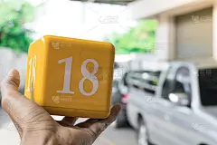 用于街道和模糊背景上维护的箱式汽车。使用壁纸或背景来固定或维护图像。