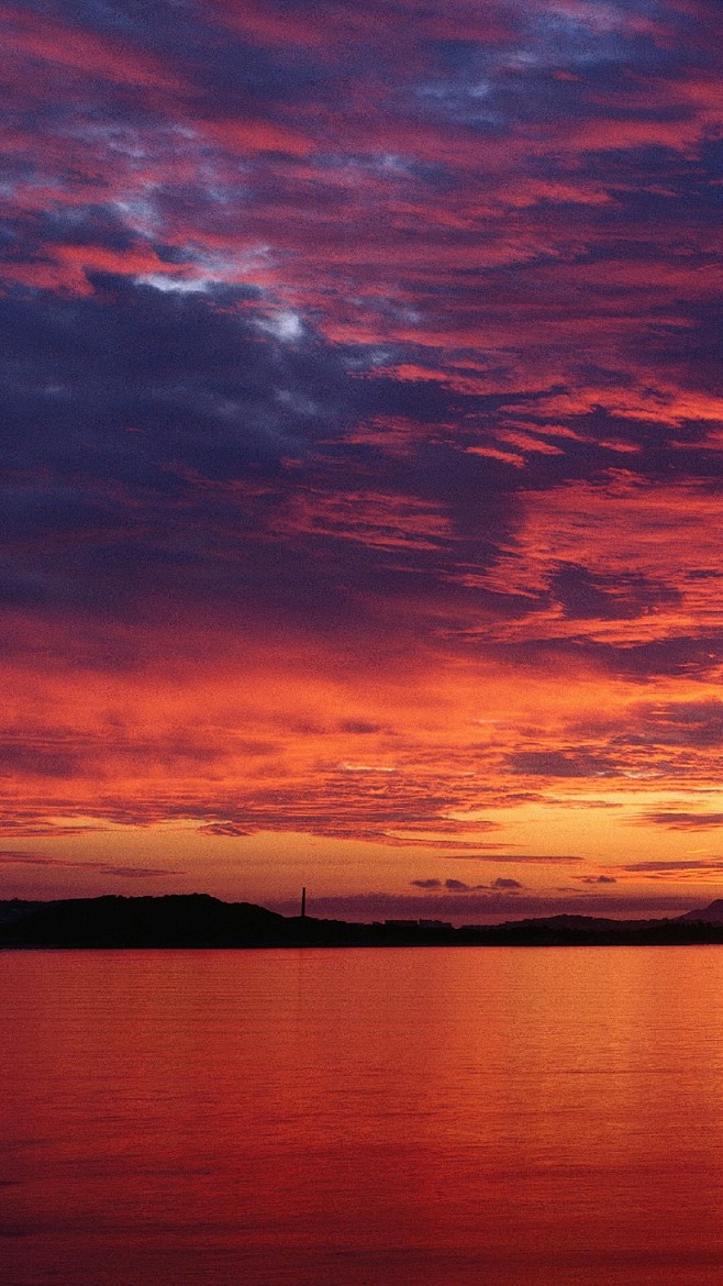 黄昏血红色天空手机壁纸
