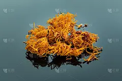 蓝色桌子上的泰国甜食，由碎的甘薯裹上糖制成(由油炸甘薯制成的泰国甜食)。