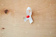 手握纸白丝带，提高对阿尔茨海默病、胰腺癌、癫痫的认识，提高对世界癌症日、家庭暴力观念的认识