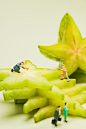 站在杨桃上的微距小人创意水果鲜果摄影图