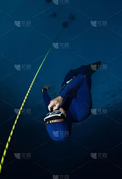自由潜水,睡眠呼吸暂停,潜水挡板,浮标,垂直画幅,水,水肺潜水,防护面罩,水下,湿