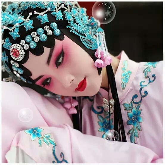 一双柳叶吊眉，娇嗔万千