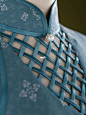 复刻经典：宋庆龄钟爱一生的编织旗袍 : 荷言HEYEN·钗头凤 -- 灵感来源于『宋庆龄』同款， 经过改良后的旗袍， 更具时尚气息。 -- 领口的珍珠扣精致加分， 靛蓝色印花罗，古朴精致。 -- 穿上它，梦回民国年代~ #荷言H