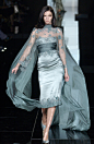 #生于天桥底 死在更衣间#
Mariacarla Boscono @ Elie Saab F/W 2005 Couture

这套绿色被女王驾驭得真的是好看得不要不要的！！！ ​​​​
