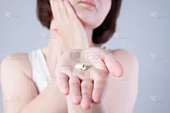 拔智齿，女人的牙痛在灰色的背景