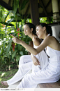 两个穿白色瑜伽服聊天的女子(2)