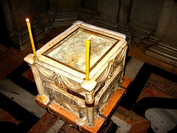 天使石，被认为耶稣葬礼之后用于密封坟墓