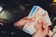 女性手中握着俄罗斯一千卢布的钞票。