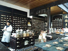 中药店-花瓣网|陪你做生活的设计师 | 中药房。古代草药药柜木制抽屉的背景