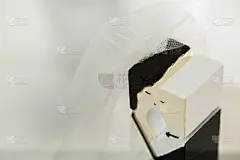 蛋糕装饰衣夹新娘和新郎接吻
