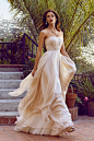 优雅无疑是每个新娘都要追求的气质，作为平价婚纱品牌BHLDN 2015春夏大片给我们呈现出了旧时好莱坞明星式的优雅与高贵，看来新娘们即使花小钱也照样能穿出女神范儿了！