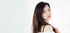 漂亮长发美女,白色衬衫,美女回眸桌面壁纸