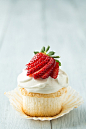 Angel Food Cupcakes - with a cream cheese whipped cream topping and fresh berries. These are amazing! Best angel food cake I’ve had. #赏味期限#