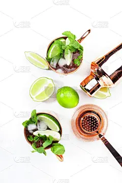 莫斯科骡子酒精鸡尾酒，铜杯，柠檬，姜汁啤酒，伏特加和薄荷。白表背景，拷贝空间