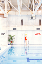 Maria Svarbova\泳池系列\SWIMMING POOL
“游泳池”系列照片始于2014年，是Maria设计的最大的一组摄影创作系列。她会费尽心思的找到有趣的地方，各种公共游泳池、大操场等，玩转现场各种形状、光影及色块组合，迸发灵感进行创意拍摄。
作品中，还表达了她对社会人物关系、环境污染、水源枯竭等各种问题的反思与探讨，提升作品的深度与可读性。