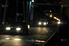 夜景模糊了车灯