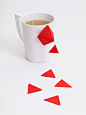 来自日本设计师Seita Goto的创意，Senba Tea折纸茶包优雅又富有寓意：

看上去就像是一颗、一颗红色的双面折纸金字塔，其中一面的纸上有预切割好的缝，使用的时候，沿着这些缝轻轻将它撕开，就能露出中间的茶包，然后，剩下的那面金字塔，可以变成挂钩挂在茶杯上，方便茶包的清理。而此时，刚刚撕下的那些三角，洒落在桌面上，就像片片桃花~

而更赞的是其寓意，据说，类似的造型在日本文化中象征着和平与长寿——用透明的塑料盒子装了，里面是垒在一起的Senba Tea，看上去真的典雅又清净~