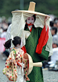 壶装束，日本平安时代的贵族女装之一，戴市女笠，着袿，是贵族女子外出或远行时穿的服装