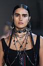 detail-defile-alexander-mcqueen-printemps-ete-2019-paris-detail-59.jpg (597×900)