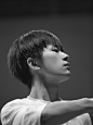 #易烊千玺这就是街舞#解锁一组易队长@TFBOYS-易烊千玺 大秀彩排花絮先睹为快，因心怀热爱而全力以赴，以点滴汗水筑就舞台闪耀，#说到街舞就能想到易烊千玺#，满腔热忱不负期待，易燃装置再回归，超燃大秀即将来袭！ ​​​​