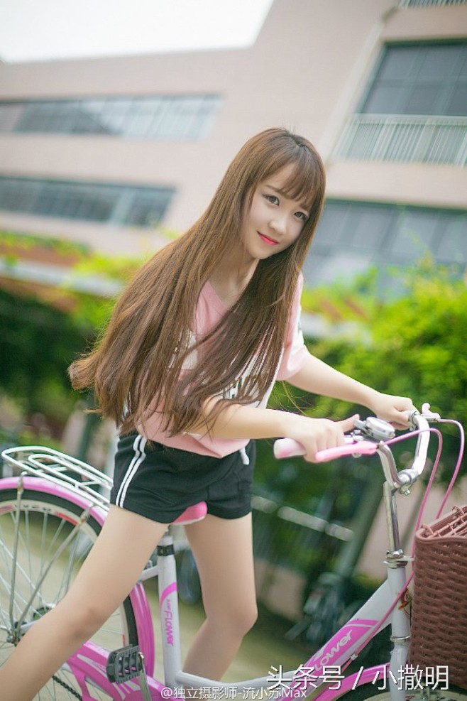 街拍：可爱女神学习骑自行车 - 今日头条...