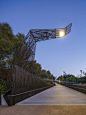 墨尔本的超长人行天桥 Tanderrum Bridge / JWA + NADAAA :   JWA + NADAAA：连接Birrarung Marr和墨尔本公园体育分局的Tanderrum人行天桥为墨尔本公园创建了一个主要的新到达地点。这座桥是澳大利亚网球公开赛期间主要的行人入口。一条通过Birrarung Marr的坡道通向大桥，其路线符合公园既有桥梁和公园的景...