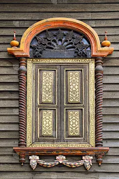 窗框古老，以木墙为背景