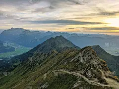 在瑞士的矛山上徒步旅行。美丽的秋意就在登顶前。旅游热。户外活动