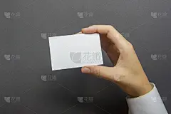 手持白色背景上的白色名片