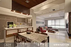 宏郁室內設計工程有限公司 | －設計家 Searchome : 在台中市，有一間 50 坪住宅，格局為 4 房 2 廳 2 衛，整體呈現穩重的現代風格，同時佐以材質搭配，打造出居家美感，設計師運用石材肌理搭配木質脈絡，勾勒出幸福質感的生活圖像！

走進這個家，可見到玄關處配置鏡面材質，折射出了壁紙的璀璨珠光與圖騰，開啟質感居家的氛圍；而電視牆則成了玄關、客廳之間的界定，運用深灰色大理石打造牆面，替白色調空間注入穩重的彩度；餐廳空間採開放式設計，運用深色木質作為天花板材質，虛化了空間大樑的視覺阻礙，對應餐桌