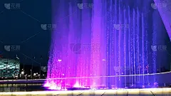 美丽明亮的喷泉与照明和旗帜在夏季黑夜_5238009554